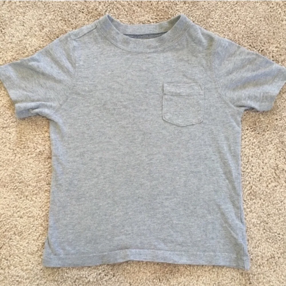 OLD NAVY boy’s basic gray short sleeve Tshirt 5T